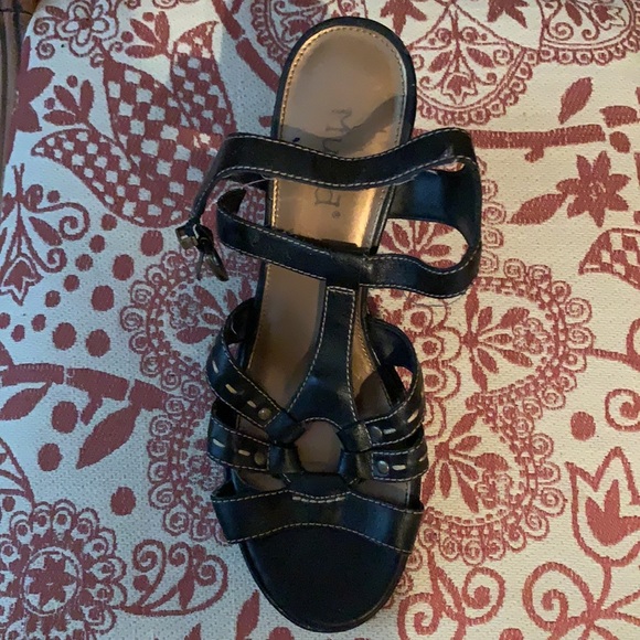 Mudd black platform sandals with 3.5 inch heel - Picture 3 of 3